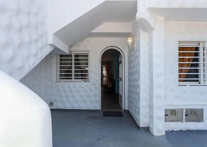 Appartement Near The With A Huge Terrace, Patio, Wifi And Parking