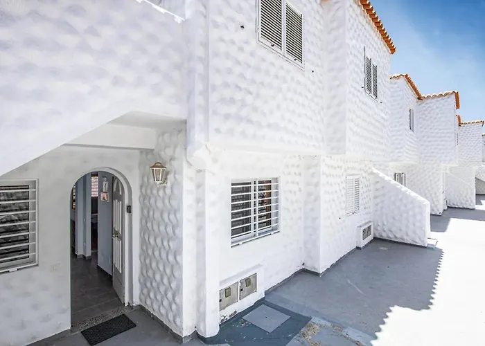 Appartement Near The With A Huge Terrace, Patio, Wifi And Parking